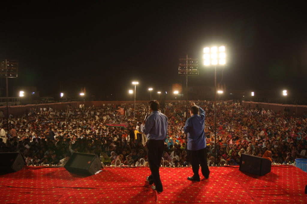 Pakistan 13 Crowd.08.Pakistan.back Of Daniel